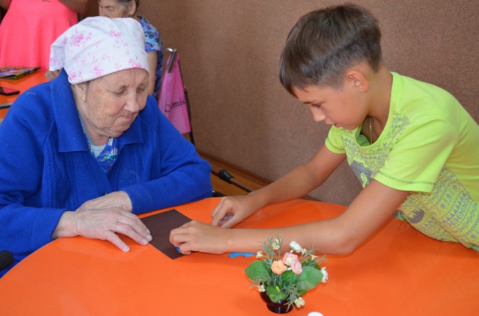 Дети вместе с ветеранами сделали аппликации из бумаги в Кинешемском районе фото 2