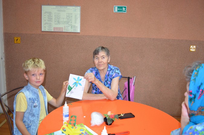 Дети вместе с ветеранами сделали аппликации из бумаги в Кинешемском районе фото 5