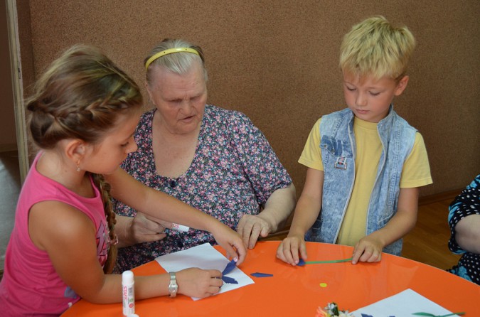 Дети вместе с ветеранами сделали аппликации из бумаги в Кинешемском районе фото 6