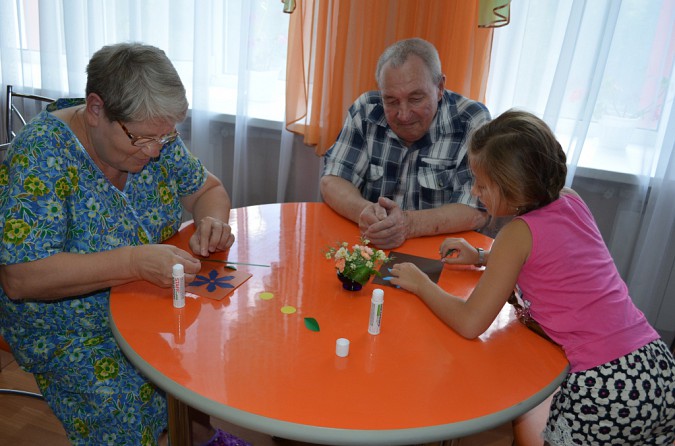 Дети вместе с ветеранами сделали аппликации из бумаги в Кинешемском районе фото 4