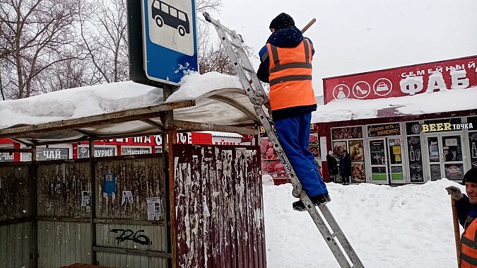 УГХ Кинешмы занялось очисткой от снега крыш остановочных павильонов фото 3