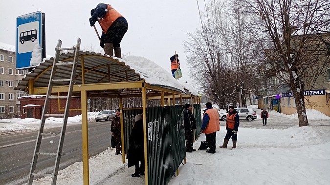 УГХ Кинешмы занялось очисткой от снега крыш остановочных павильонов фото 4