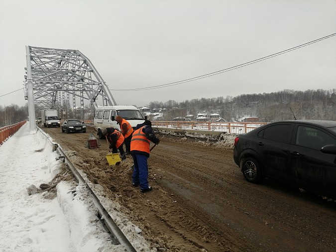 Никольский мост в Кинешме очистили от снега фото 3