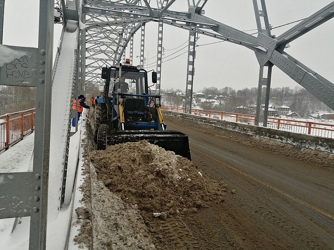 Никольский мост в Кинешме очистили от снега фото 2