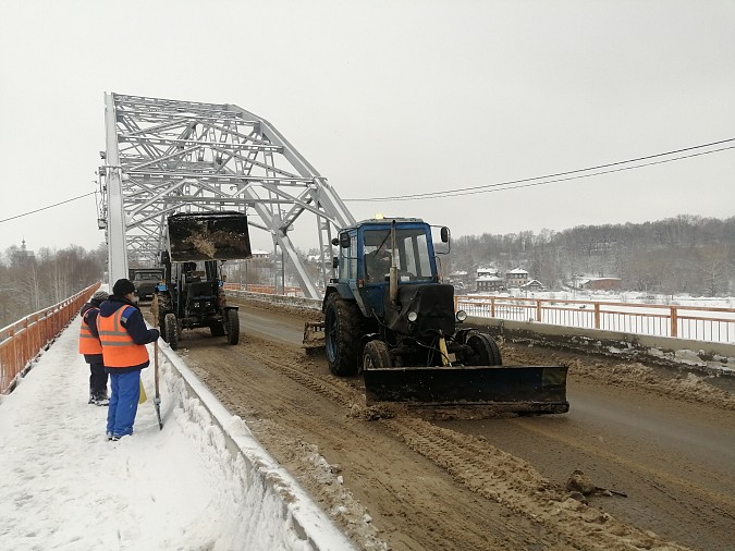 Никольский мост в Кинешме очистили от снега фото 6
