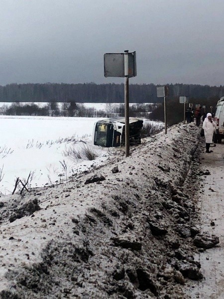 На трассе Иваново-Родники перевернулся забитый рабочими птицефабрики Горино автобус фото 3