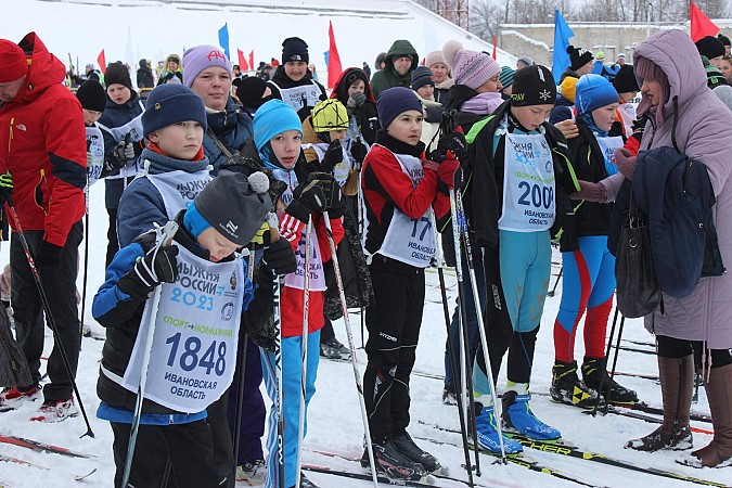 В Кинешме более 500 человек вышли на старт «Лыжни России» фото 19