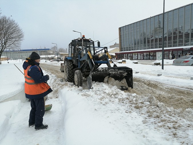 Коммунальщики Кинешмы, матерясь, откапывают от снега болларды в центре города фото 2