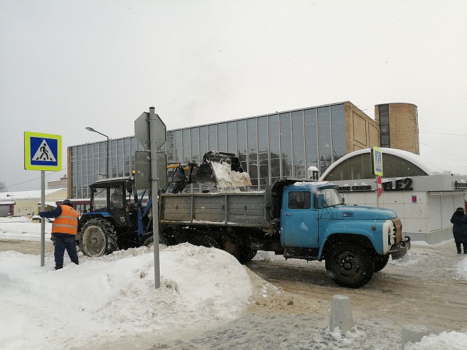 Коммунальщики Кинешмы, матерясь, откапывают от снега болларды в центре города фото 3