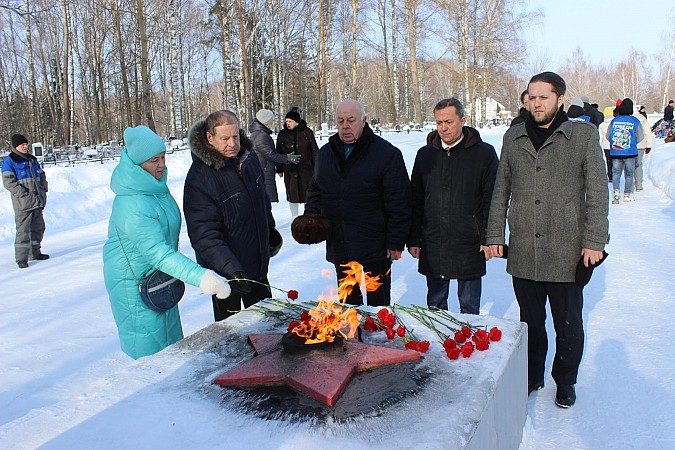 23 февраля в Кинешме возложили цветы к захоронениям и воинским мемориалам фото 14