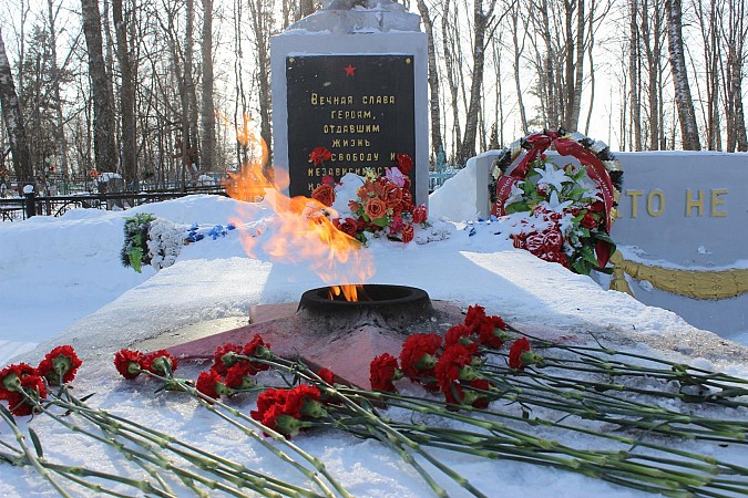 23 февраля в Кинешме возложили цветы к захоронениям и воинским мемориалам фото 2