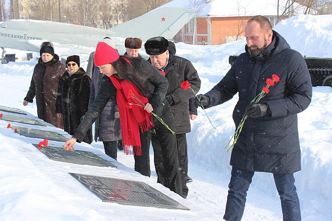 23 февраля в Кинешме возложили цветы к захоронениям и воинским мемориалам фото 13