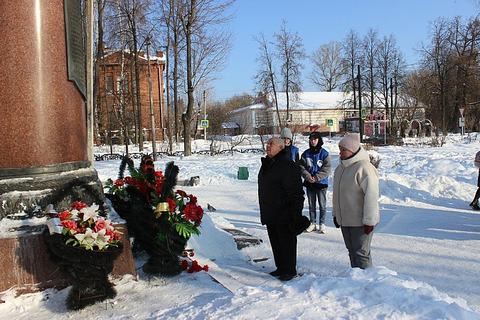 23 февраля в Кинешме возложили цветы к захоронениям и воинским мемориалам фото 7