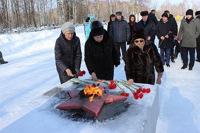 23 февраля в Кинешме возложили цветы к захоронениям и воинским мемориалам фото 4