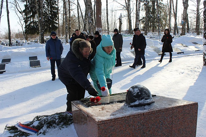 23 февраля в Кинешме возложили цветы к захоронениям и воинским мемориалам фото 12