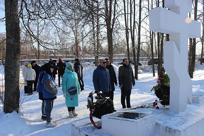 23 февраля в Кинешме возложили цветы к захоронениям и воинским мемориалам фото 11