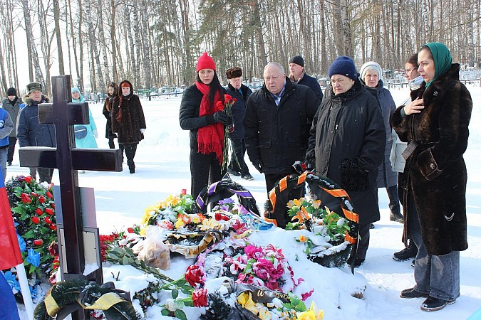 23 февраля в Кинешме возложили цветы к захоронениям и воинским мемориалам фото 3