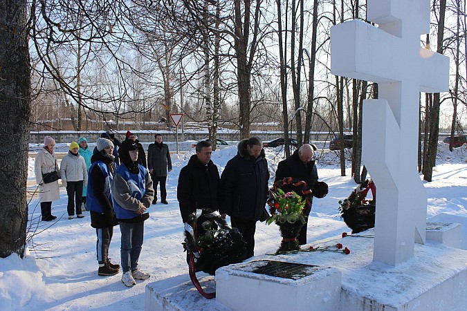 23 февраля в Кинешме возложили цветы к захоронениям и воинским мемориалам фото 10