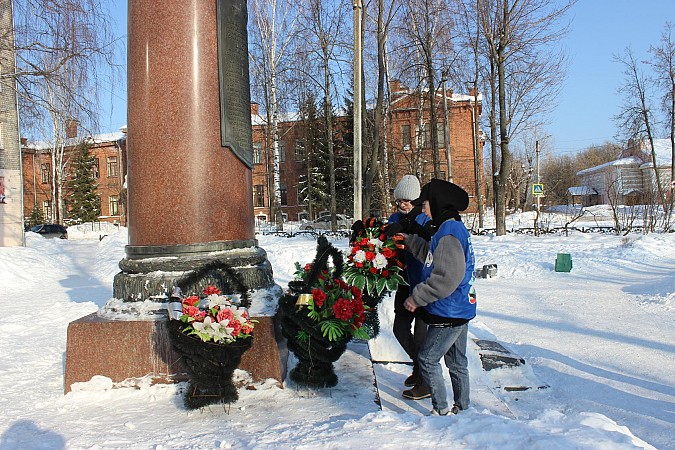 23 февраля в Кинешме возложили цветы к захоронениям и воинским мемориалам фото 6
