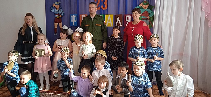 Накануне 23 февраля детский сад в Луговом посетил помощник военного комиссара Артём Копка фото 5