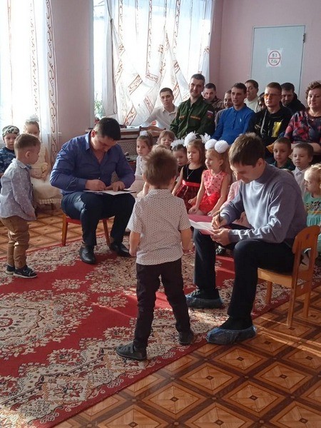 Накануне 23 февраля детский сад в Луговом посетил помощник военного комиссара Артём Копка фото 2
