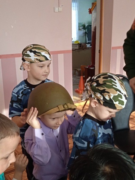 Накануне 23 февраля детский сад в Луговом посетил помощник военного комиссара Артём Копка фото 3