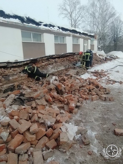 В Ивановской области мужчину убило рухнувшим козырьком магазина фото 2