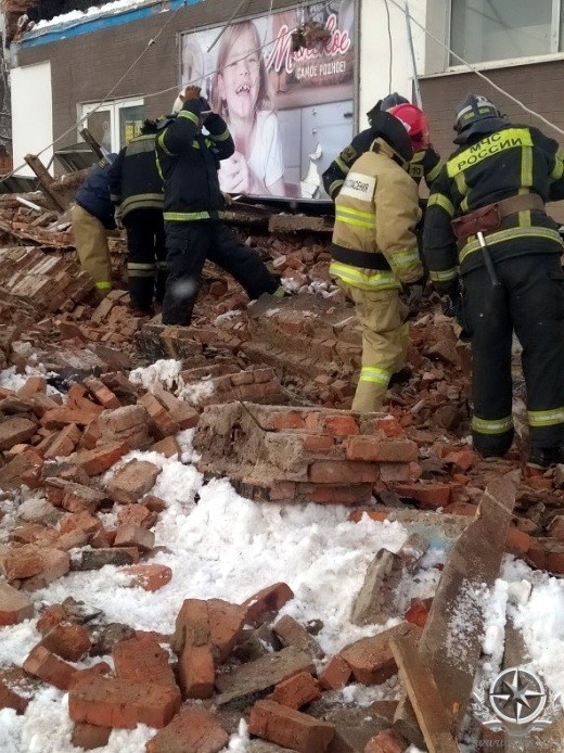 В Ивановской области мужчину убило рухнувшим козырьком магазина фото 3