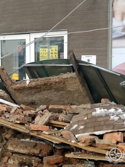 В Ивановской области мужчину убило рухнувшим козырьком магазина фото 5