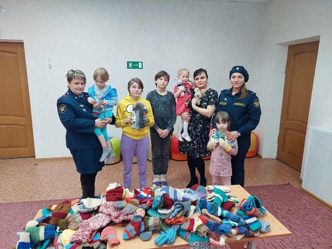 Сотрудники ИК №3 доставили теплые вещи в Кинешемский социально-реабилитационный центр фото 2