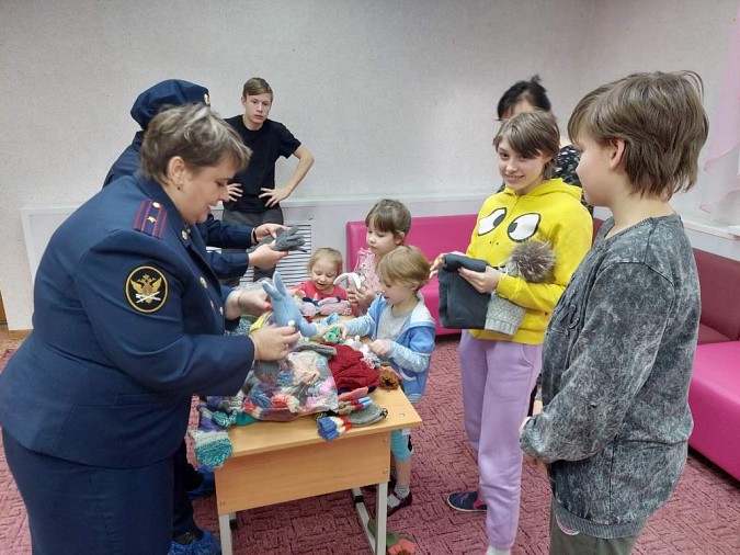 Сотрудники ИК №3 доставили теплые вещи в Кинешемский социально-реабилитационный центр фото 3