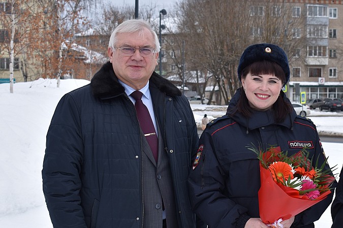 Александр Фомин поздравил женщин непростых профессий с 8 Марта фото 2