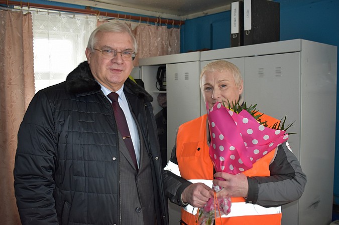 Александр Фомин поздравил женщин непростых профессий с 8 Марта фото 3