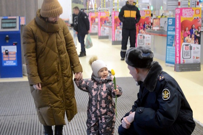 Сотрудники КП-12 в Шилекше подарили девушкам тюльпаны в рамках акции «Цветочный патруль» фото 4