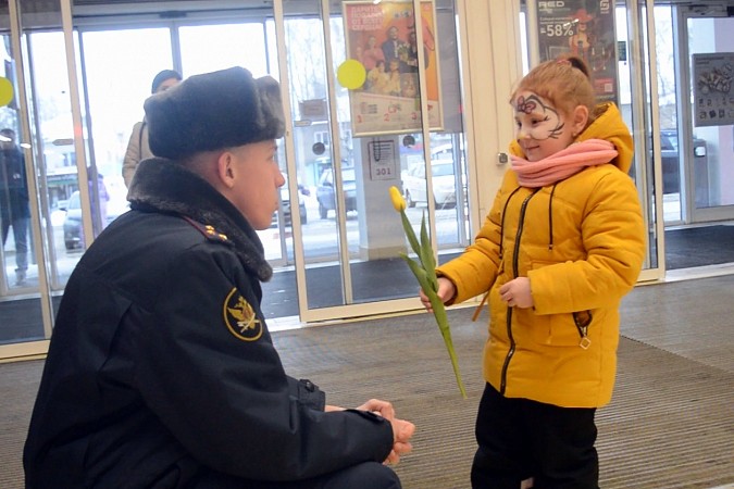 Сотрудники КП-12 в Шилекше подарили девушкам тюльпаны в рамках акции «Цветочный патруль» фото 5
