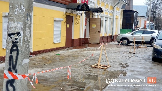Мужчина, которому в Кинешме проломило голову упавшей глыбой, отправлен вертолётом в Иваново фото 4