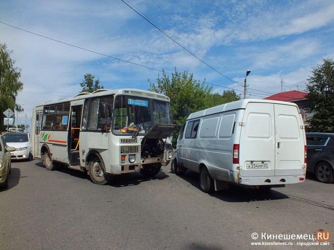 В Кинешме «Газель» столкнулась с пассажирским автобусом фото 3