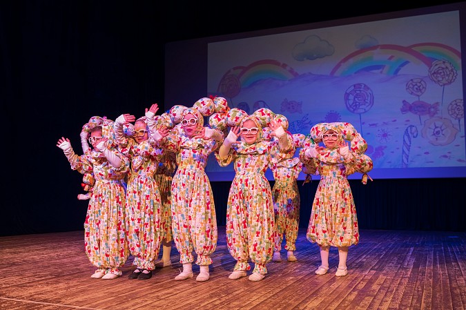 В Кинешме прошёл юбилейный концерт детского театра-танца «Чайка» фото 8