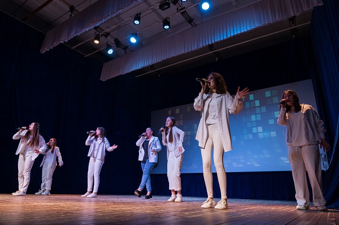 В Кинешме прошёл юбилейный концерт детского театра-танца «Чайка» фото 4