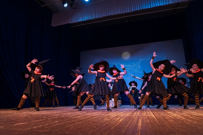 В Кинешме прошёл юбилейный концерт детского театра-танца «Чайка» фото 19