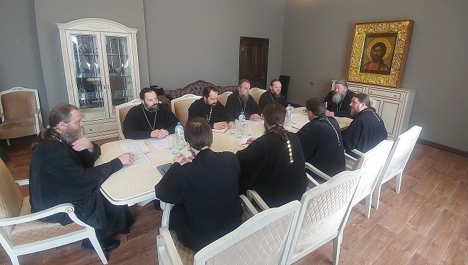 Епископ Иларион провел собрание руководителей епархиальных отделов фото 2