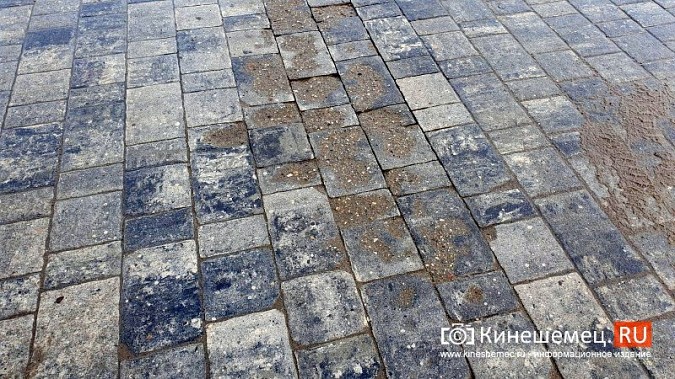 В центре Кинешмы разваливается плитка, уложенная в рамках масштабной реконструкции 2020 года фото 7