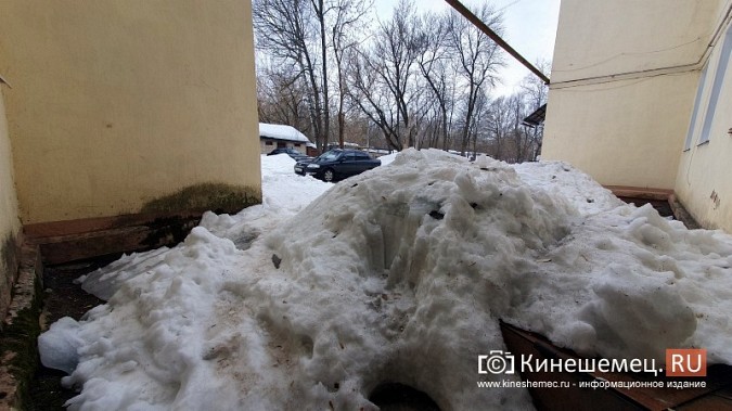 В Кинешме «управляшка» сбив снег с крыши, завалила подъезд с пенсионерами фото 5