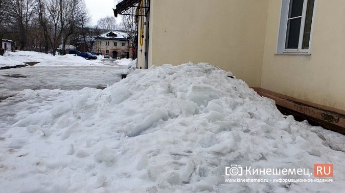 В Кинешме «управляшка» сбив снег с крыши, завалила подъезд с пенсионерами фото 3