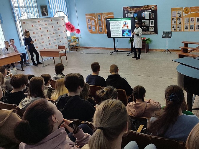 В Кинешме волонтеры-медики рассказали сверстникам о вреде курения фото 5