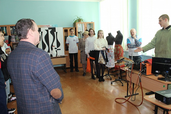 400 школьников Кинешмы посетили профориентационную выставку «Мир профессий» фото 16