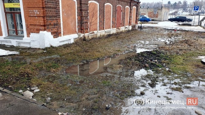 В центре Кинешмы талым водами затопило магазин фото 14