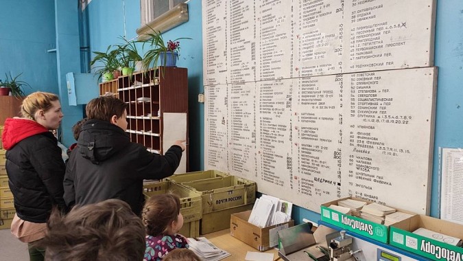 Воспитанники социально-реабилитационного центра совершили экскурсию на Кинешемский почтамт фото 3