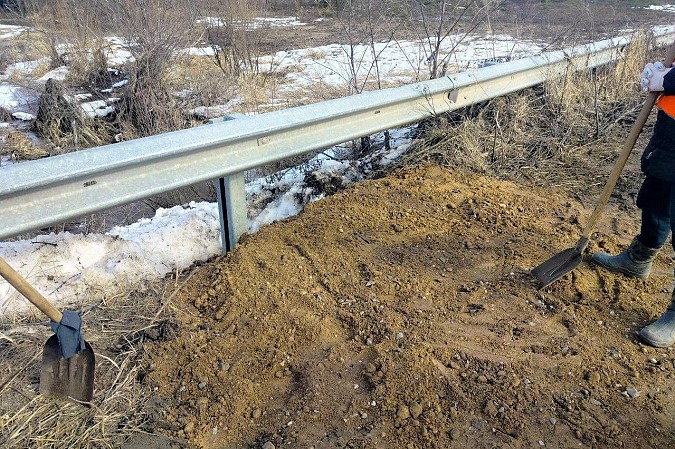 Дорожники ликвидировали размыв грунтовой насыпи на дороге у деревни Антипино фото 3