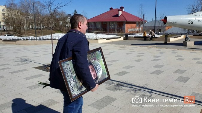 В Кинешме на главном воинском мемориале появился портрет погибшего военкора Владлена Татарского фото 2